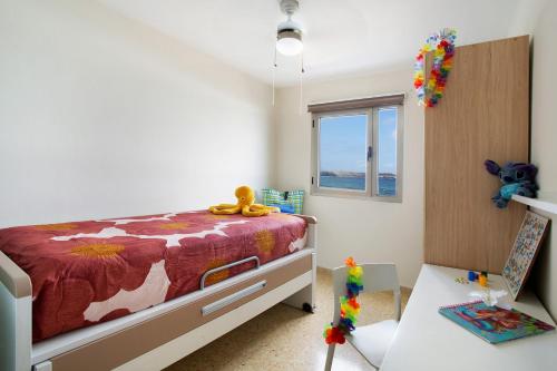 una piccola camera con letto e finestra di Las Olas a Gáldar