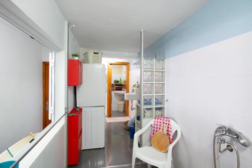 una cucina con frigorifero e sedia in una stanza di Las Olas a Gáldar