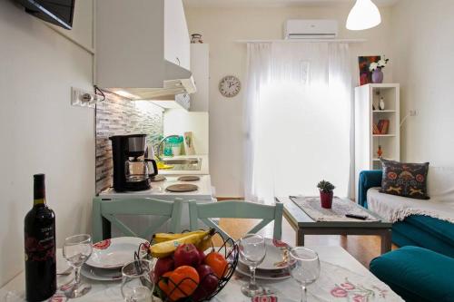 eine Küche mit einem Tisch und einer Obstschale darauf in der Unterkunft ARGO SWEET HOME close by the city center in Iraklio