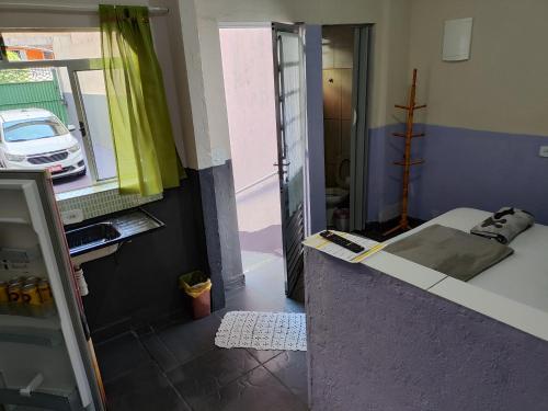 a kitchen with a counter and a view of a car at HOSTEL família QUARTO PRIVADO próximo aeroporto Int Guarulhos SP TÁXI 24 horas in Guarulhos