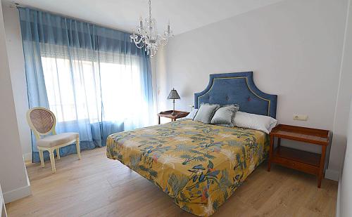 ein Schlafzimmer mit einem Bett, einem Tisch und einem Kronleuchter in der Unterkunft Las Teresitas in Zamora