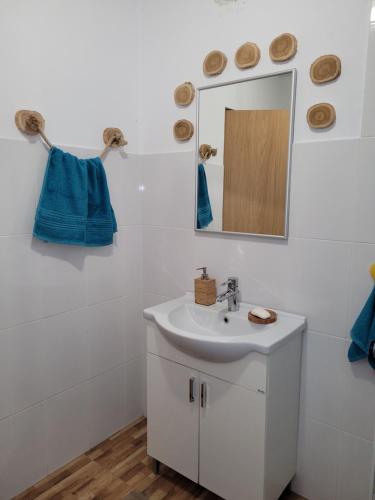 bagno con lavandino bianco e specchio di Cabana Praid a Praid