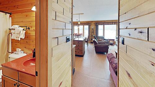 uma casa de banho com um lavatório e uma secretária num quarto em Tranquility On Teal Lake em Hayward