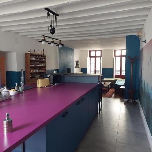 une grande cuisine avec un comptoir violet dans l'établissement Bambou, à Autun