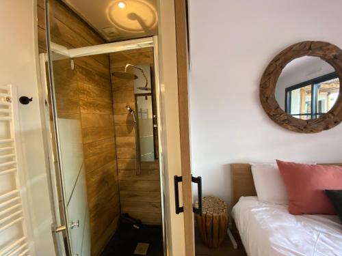 a bathroom with a shower and a bed and a mirror at Villa Meli - Le Porge : la plage, Lège-Cap Ferret et Lacanau à 10 minutes in Le Porge