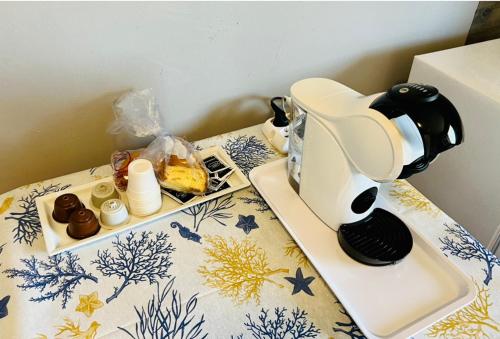 un mélangeur assis sur un comptoir avec une table dans l'établissement Ristorante Turismo Steak house B&B, à Modène