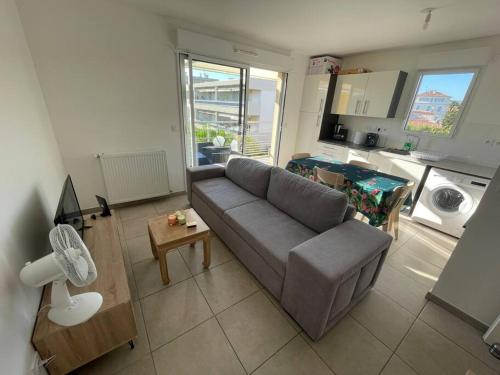 un salon avec un canapé et une cuisine dans l'établissement Villa Del Mare, à La Seyne-sur-Mer