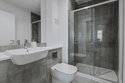 a bathroom with a toilet and a sink and a shower at Khayat Homes - The Owelor - Two Bed in London