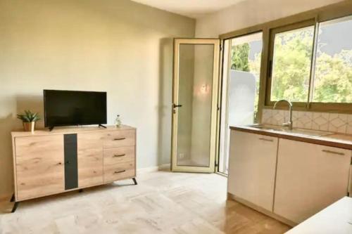 une cuisine avec une télévision sur une commode en bois dans l'établissement Sweet Home, à Antibes