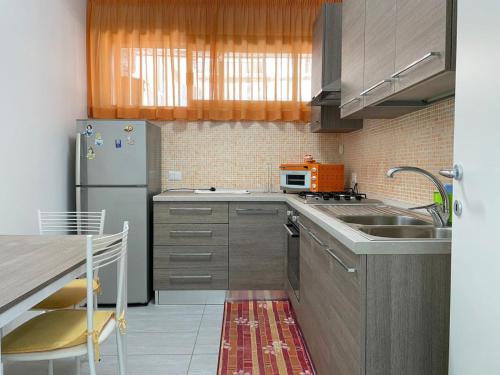 阿齊·卡斯特羅的住宿－Reef house，厨房配有水槽和冰箱