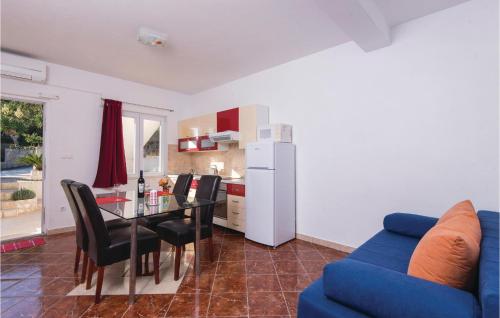Kuchyňa alebo kuchynka v ubytovaní One-Bedroom Apartment In Dubrava