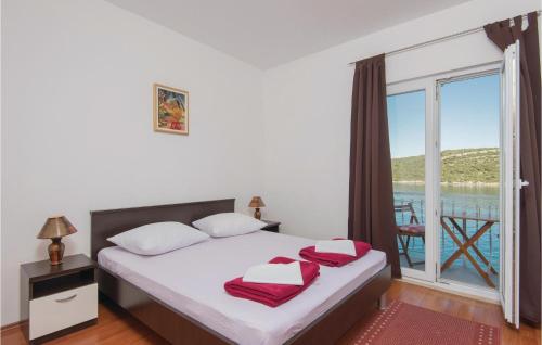 Un pat sau paturi într-o cameră la Gorgeous Apartment In Dubrava With Kitchen