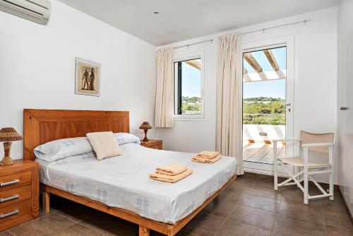 מיטה או מיטות בחדר ב-Villa Sa Oreneta - Port de Addaia