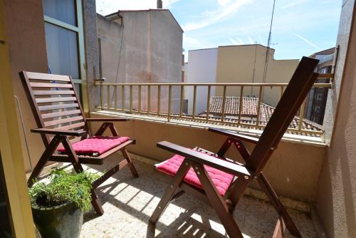 zwei Stühle auf dem Balkon eines Gebäudes in der Unterkunft Las Teresitas in Zamora