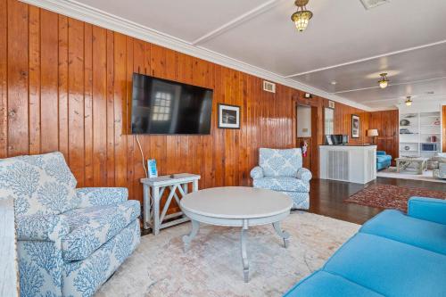 Televisyen dan/atau pusat hiburan di Nags Head Beach Inn by KEES Vacations