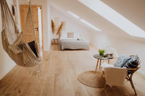 Ένα ή περισσότερα κρεβάτια σε δωμάτιο στο Dom na łące