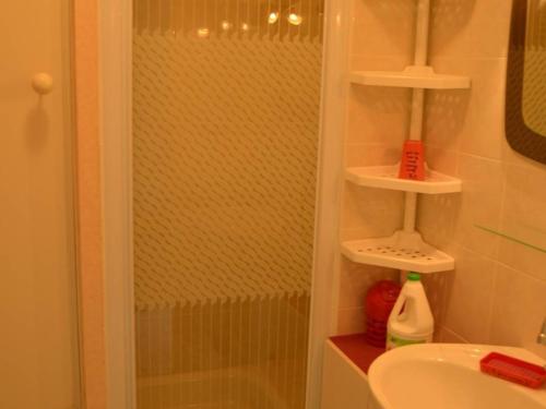 Kúpeľňa v ubytovaní Studio lumineux près du centre avec balcon, parking privé et vélos - Le Pouliguen - FR-1-392-216