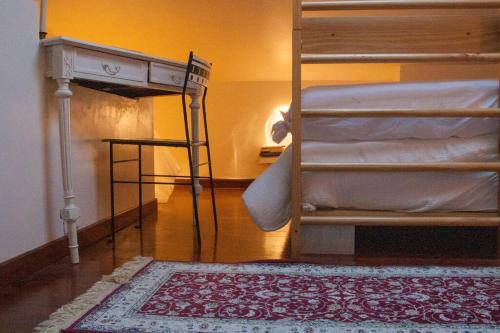 - une chambre avec 2 lits superposés et un tapis dans l'établissement La casa delle fate di fronte al mare, à Livourne