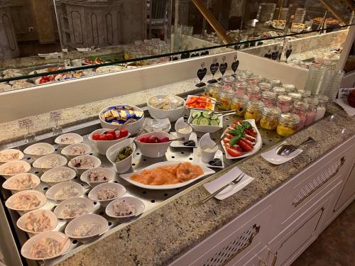 un buffet con muchos platos de comida en una barra en Hotel Garni Fürst von Waldeck en Willingen