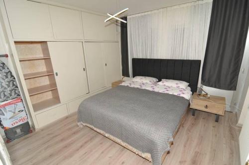 ein Schlafzimmer mit einem großen Bett in einem Zimmer in der Unterkunft happymodernhouse konforlu evimiz in Marmaris