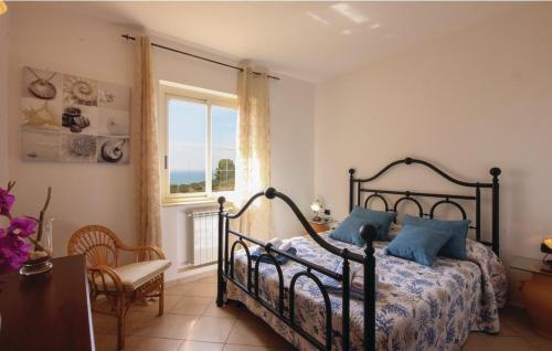 Borgo BonsignoreにあるBaglio Mediterraneoのベッドルーム1室(青い枕のベッド1台、窓付)