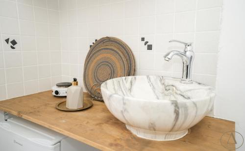 y baño con encimera con lavabo de mármol. en Mansion House(est.c1890)-Daedalus, en Halki
