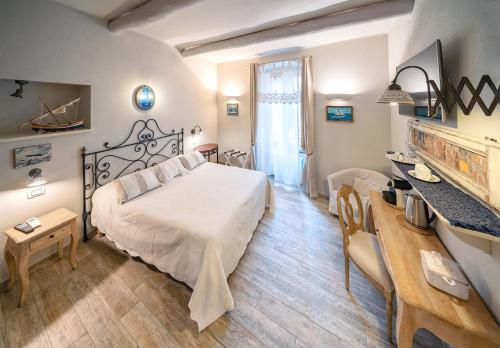 - une chambre avec un lit blanc dans l'établissement Affittacamere Irene, à Monterosso al Mare