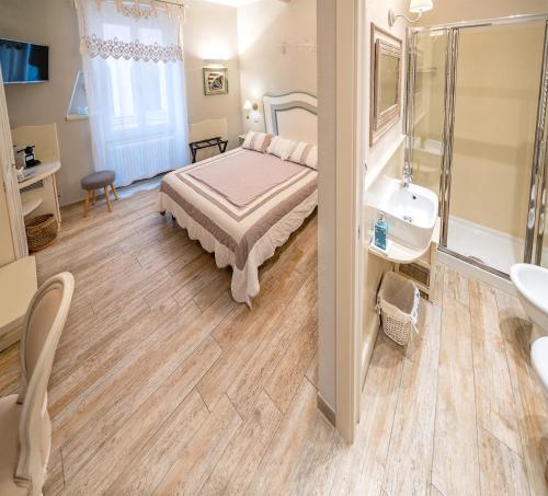 um quarto com uma cama e uma casa de banho com um lavatório em Affittacamere Irene em Monterosso al Mare