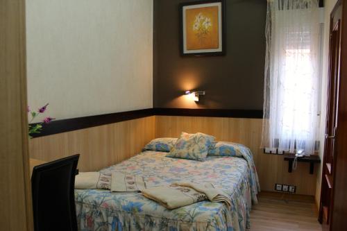 Postel nebo postele na pokoji v ubytování Hostal De La Torre Hostal Economico