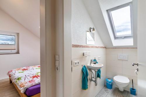 een badkamer met een bed en een wastafel bij Leppert in Schwanau