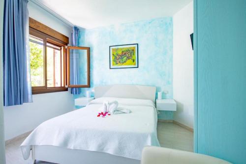 - une chambre avec un lit blanc et une fenêtre dans l'établissement B&B Carmela, à Torre Dei Corsari
