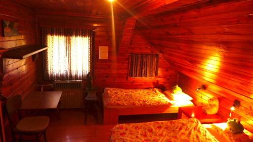 Un pat sau paturi într-o cameră la Na Sluneční pohádková chaloupka ve Sladké díře