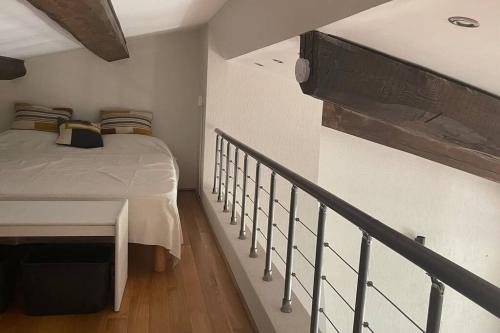 une petite chambre avec un lit et un balcon dans l'établissement Casatheoule, à Théoule-sur-Mer