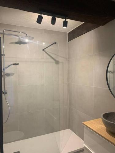 une salle de bain avec une douche avec une porte vitrée dans l'établissement Casatheoule, à Théoule-sur-Mer