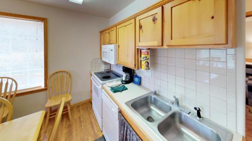 een kleine keuken met een wastafel en een fornuis bij Wiggins River Retreat 5 in Red River