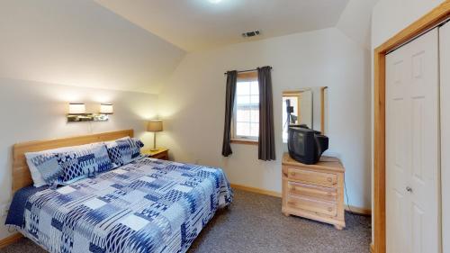 Säng eller sängar i ett rum på Wiggins River Retreat 5