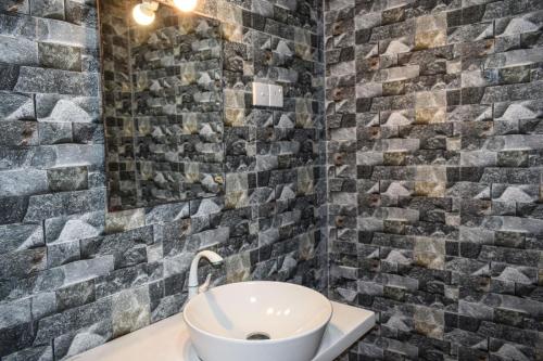 uma casa de banho com um lavatório e um espelho em Mithra Paradise Beach Hotel em Nilaveli
