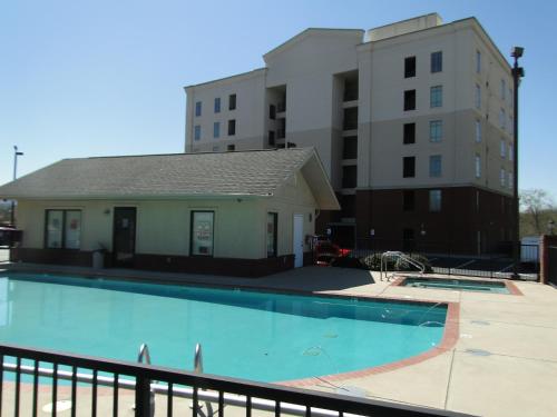 an empty swimming pool in front of a building at River Crossing Resort in Pigeon Forge