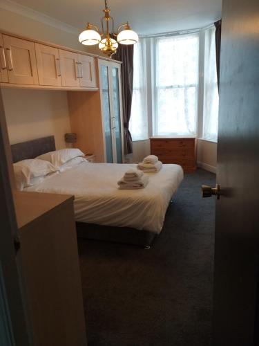 een slaapkamer met een bed met handdoeken erop bij Cricket Stadium View in Scarborough