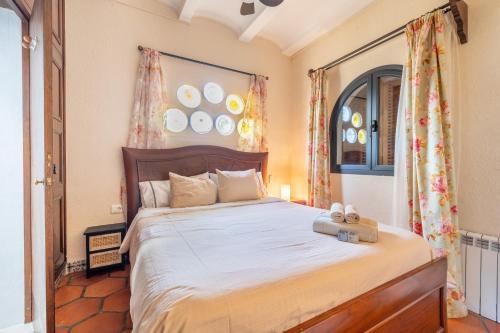 una camera da letto con un grande letto con lenzuola bianche di Petit Palau a Port de Sóller