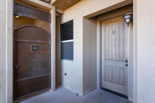 einen Flur mit einer Holztür und einem Gebäude in der Unterkunft A12-The Grotto-Top Floor 2-bedroom Sunset Villa in Washington