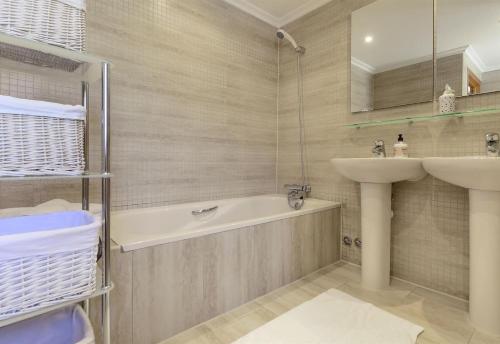 ein Badezimmer mit Badewanne und Waschbecken in der Unterkunft Vista Panorámica in Benitatxell