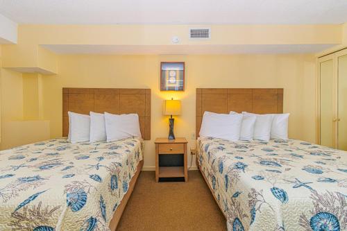 een hotelkamer met 2 bedden en een lamp bij Beach Colony Resort Unit 1405 - Beautiful Oceanfront Condo - 1 bedroom, 1 bath - Perfect for 6! in Myrtle Beach