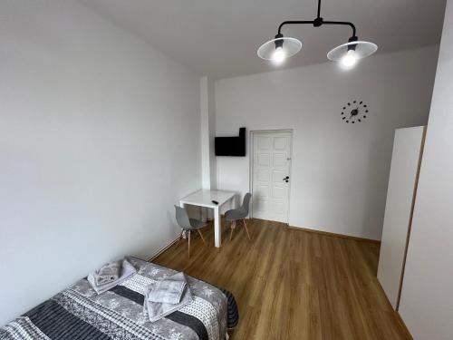 - une chambre avec un lit et un bureau dans l'établissement Apartament Chrobrego 30/3, à Zielona Góra