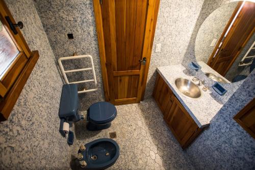 uma vista superior de uma casa de banho com um lavatório e um espelho em Bustillo 7500 em San Carlos de Bariloche