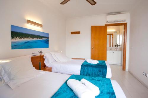um quarto de hotel com duas camas e uma casa de banho em Apartamento Es Trenc 1 em Colonia Sant Jordi
