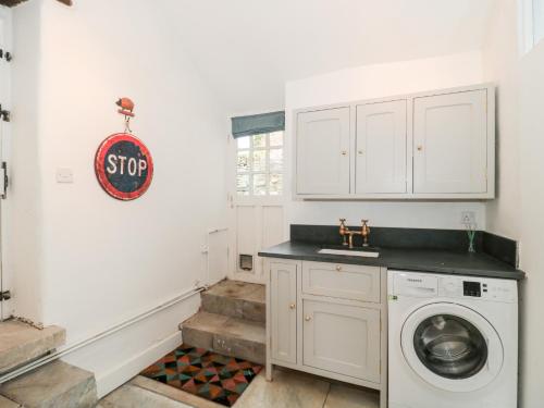 a laundry room with a washing machine and a sink at Long Cottage in Bath