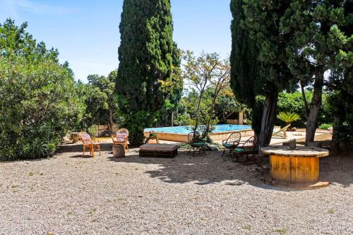 a group of tables and chairs in a park at Huerto Valenciano - Sol y Tranquilidad - Piscina in Valencia