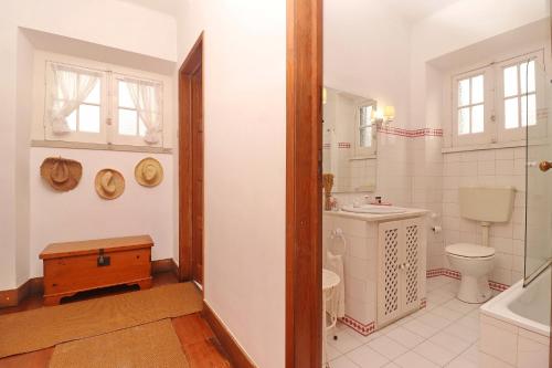 a bathroom with a toilet and a sink at GRANDMA BAY HOUSE in São Martinho do Porto