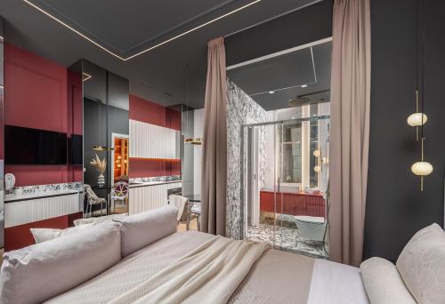 een slaapkamer met een groot bed en een badkamer bij Dream Fiumara Apartments in Rijeka